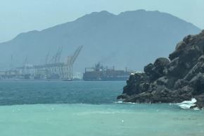 Esta captura de video de AFPTV (12 de julio de 2026) muestra un barco navegando cerca del estrecho de Ormuz. Imagen: AFP