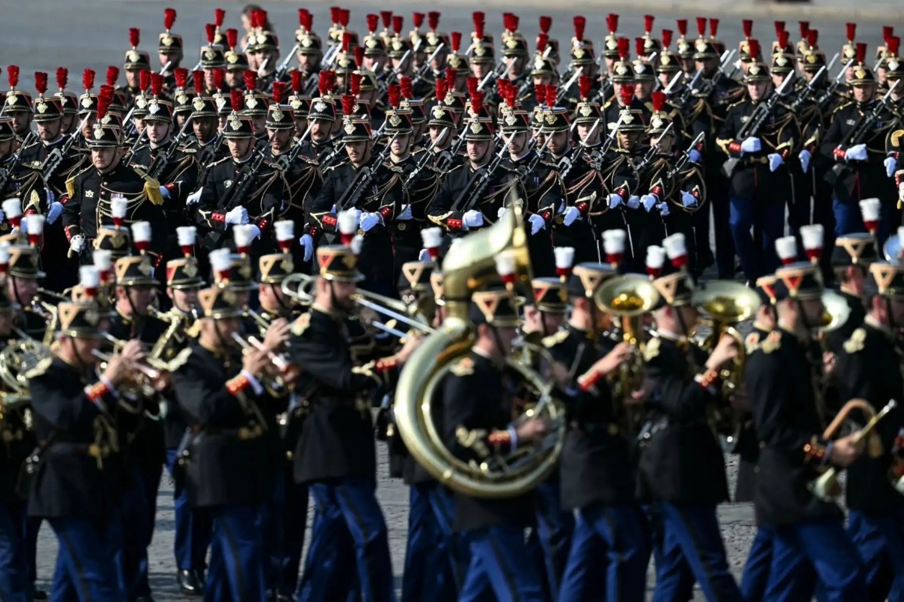 Miembros de la Guardia Republicana de Francia llegan al desfile militar anual del Día de la Bastilla en la avenida de los Campos Elíseos en París. Foto: AFP
