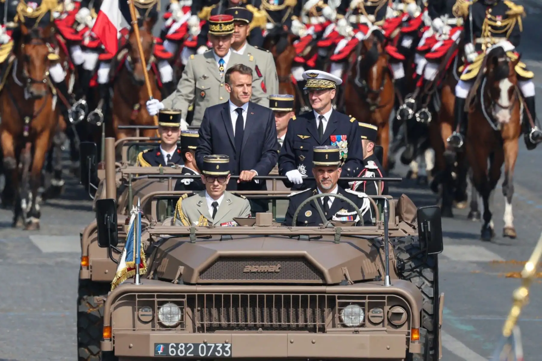 El presidente de Francia, Emmanuel Macron, y el jefe del Estado Mayor de las Fuerzas Armadas francesas, Fabien Mandon, pasan revista a las tropas desde el vehículo de mando durante el desfile militar anual del Día de la Bastilla en la avenida de los Campos Elíseos de París. Foto: AFP