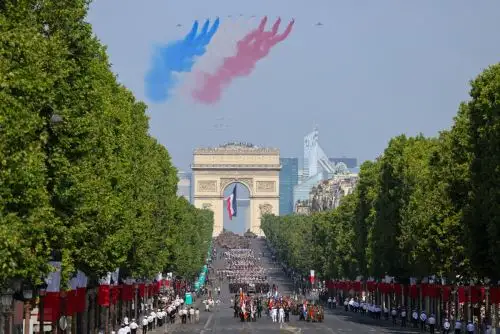 Francia conmemora la toma de la Bastilla con el tradicional desfile militar en los Campos Elíseos