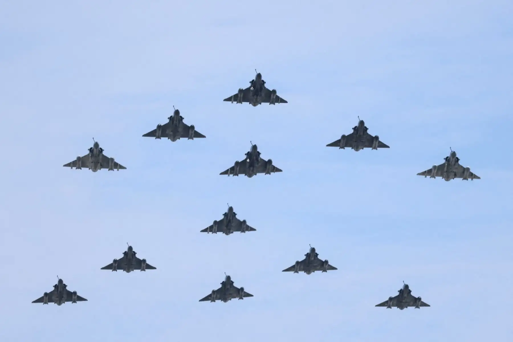 Aviones Mirage 2000D y 2000-5 del Ejército Aeroespacial Francés realizan un sobrevuelo durante el espectáculo aéreo militar anual del Día de la Bastilla sobre la avenida de los Campos Elíseos al fondo en París. Foto: AFP