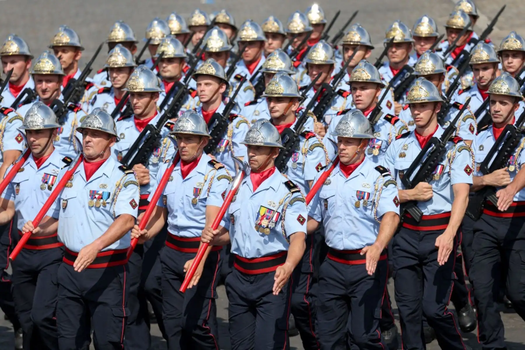Miembros de la brigada de bomberos de París desfilan durante el desfile militar anual del Día de la Bastilla en la avenida de los Campos Elíseos de París. Foto: AFP