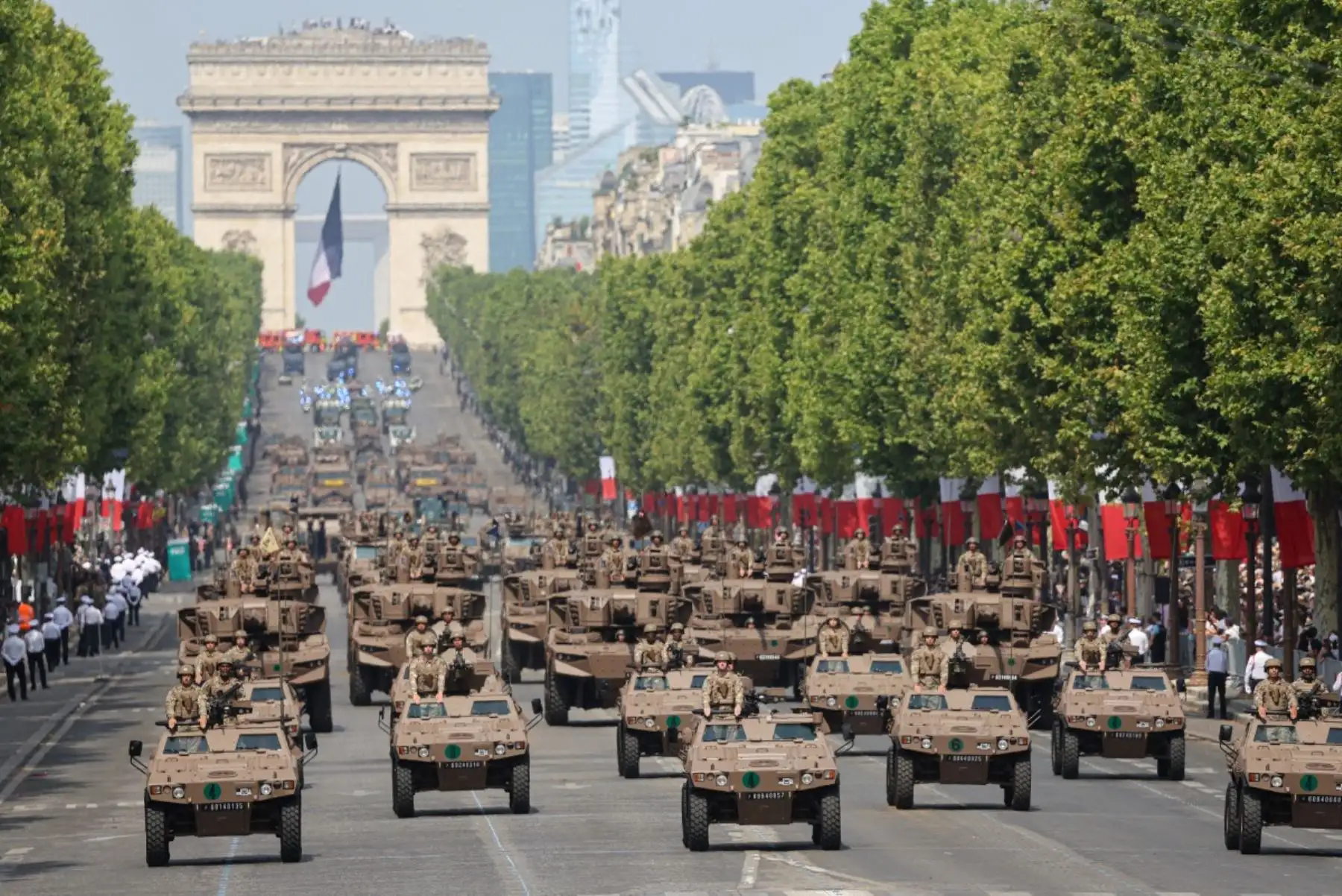Las Fuerzas Armadas de Francia conducen sus vehículos motorizados durante el desfile militar anual del Día de la Bastilla en la avenida de los Campos Elíseos de París. Foto: AFP
