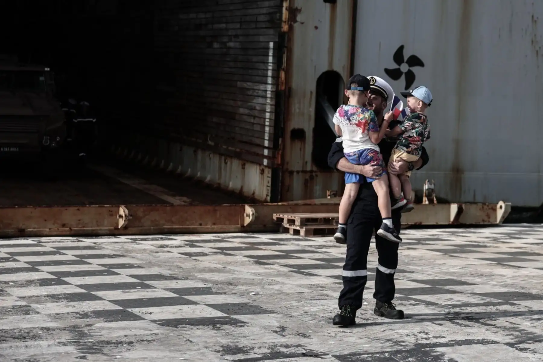 Un miembro de la Marina francesa saluda a sus familiares al desembarcar del buque anfibio portahelicópteros (PHA) «Dixmude» tras su llegada al puerto de Tolón, en el sureste de Francia, Foto: AFP