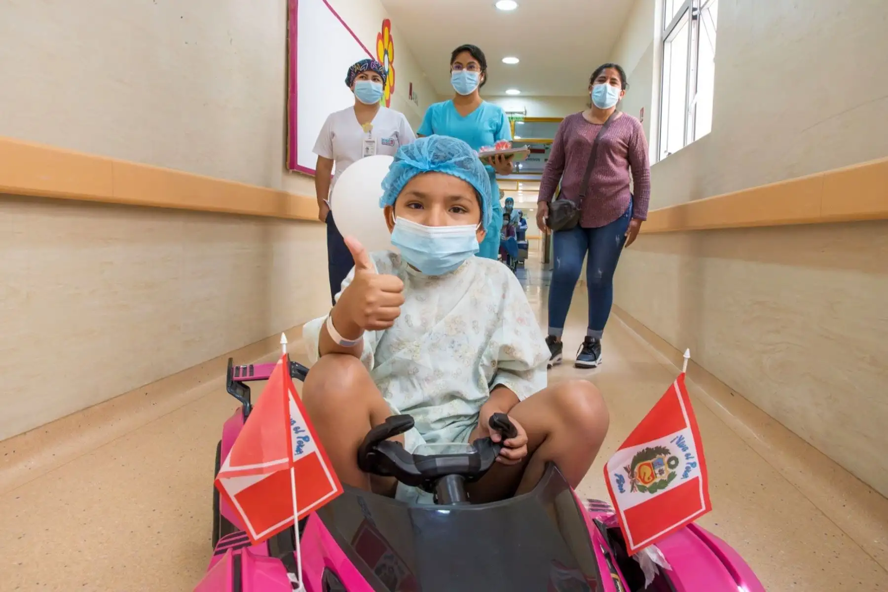 Niño de 9 años recibe trasplante renal y emociona al ingresar en cochecito al quirófano