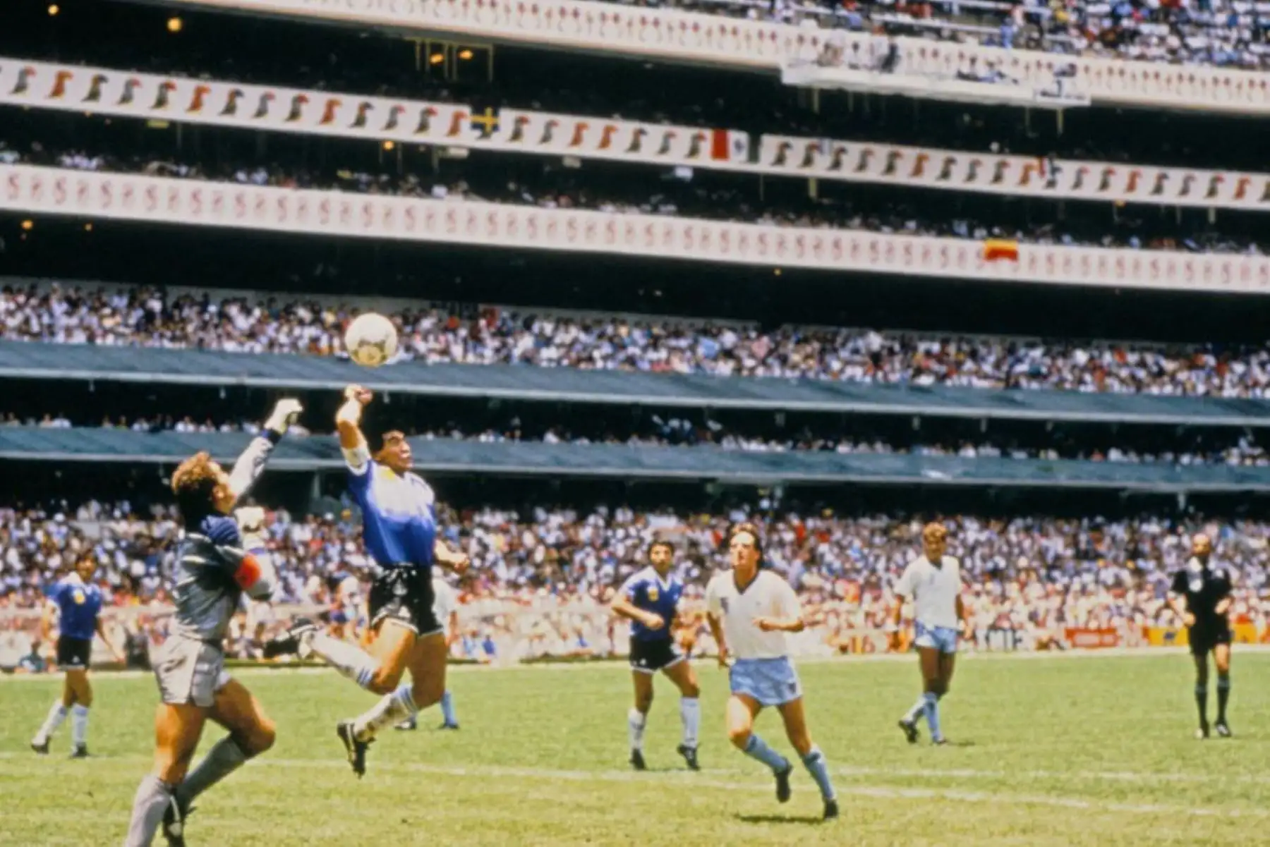 Diego Maradona marca un gol con la mano y este es validado. Más tarde, Maradona declaró: «Fue la mano de Dios».Foto: AFP