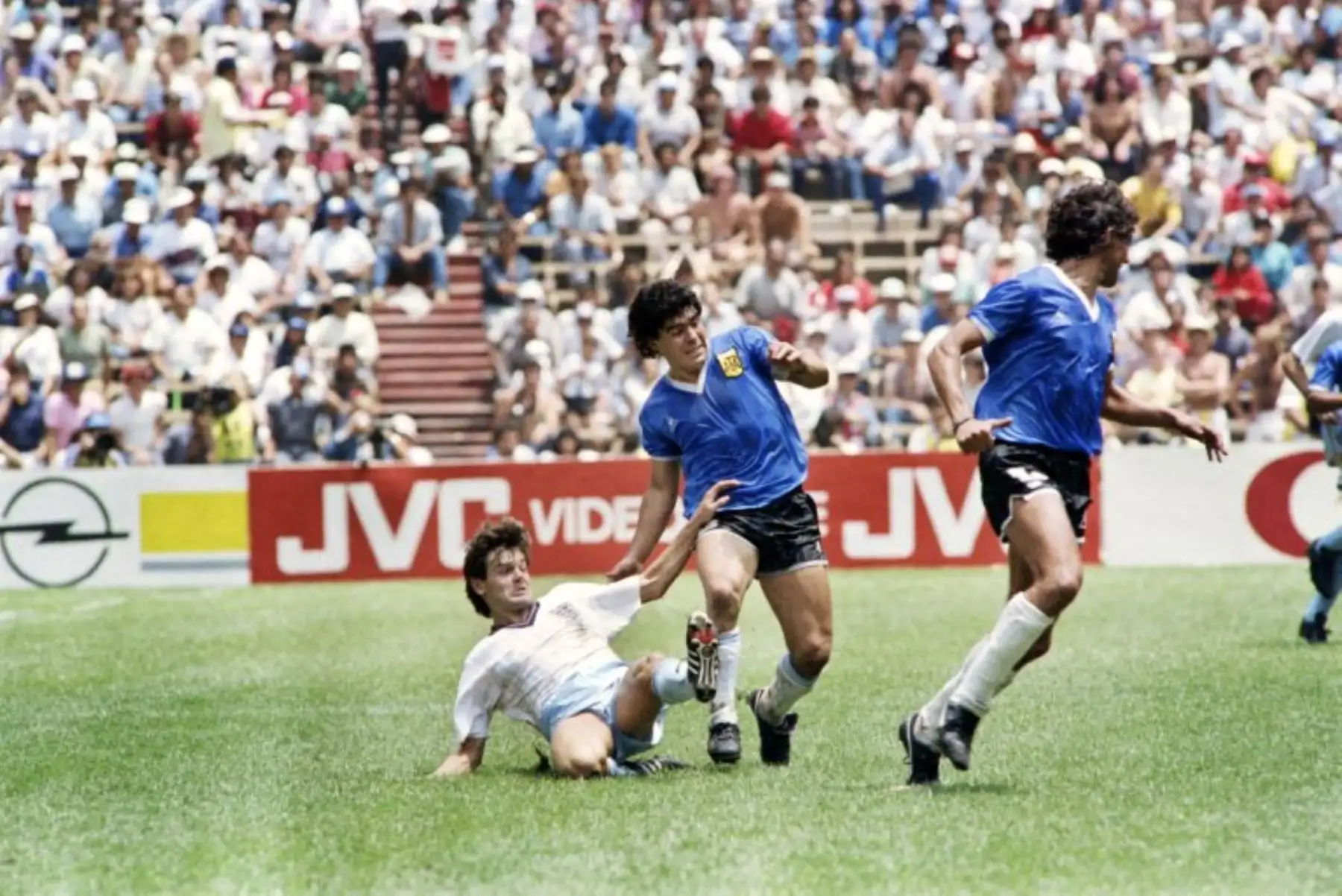 El centrocampista argentino Diego Maradona (centro) disputa el balón con defensas ingleses el 22 de junio de 1986 en Ciudad de México. Foto: AFP