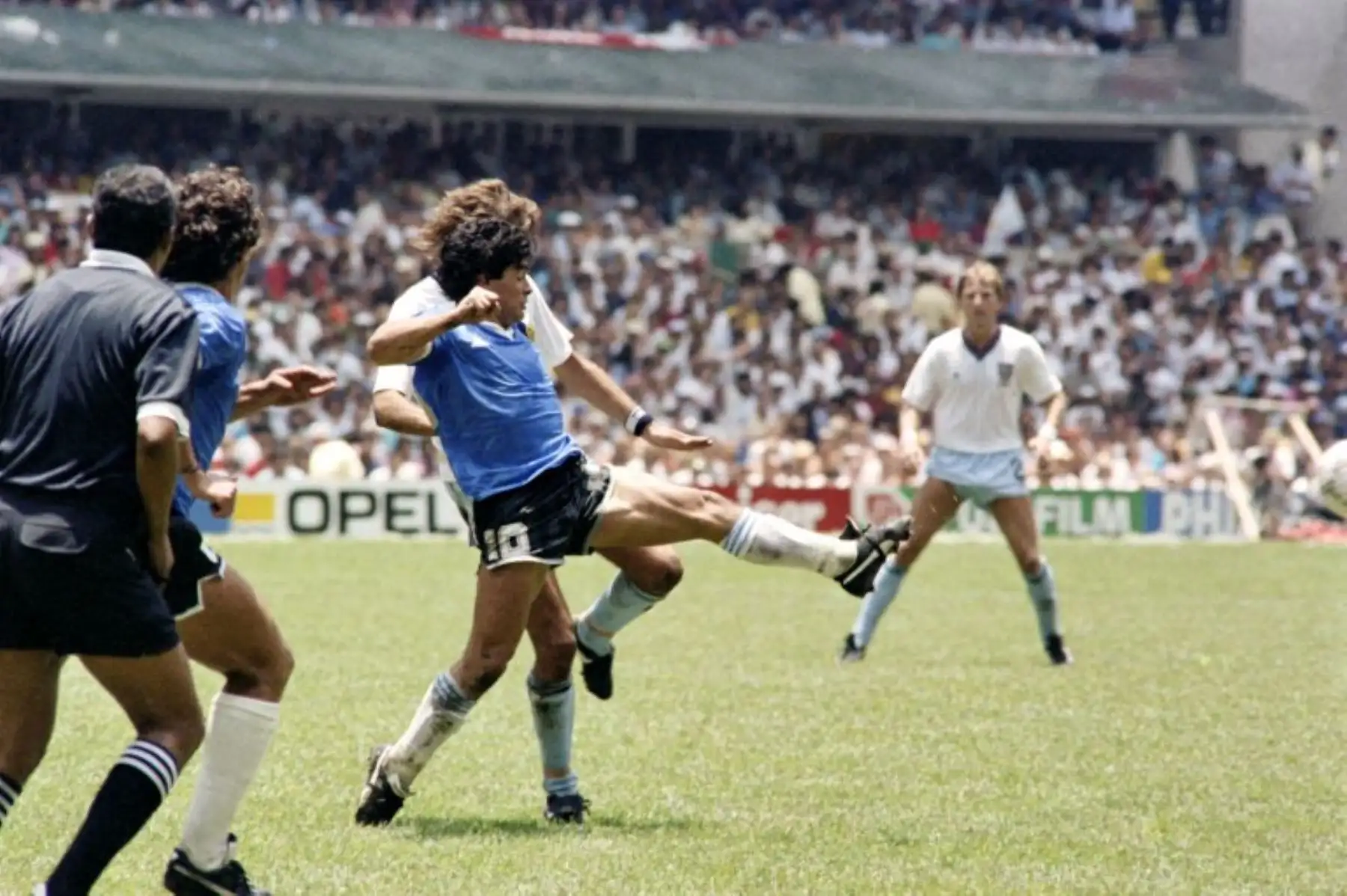 Diego Maradona disputa el balón con defensas ingleses el 22 de junio de 1986 en Ciudad de México. Foto: AFP