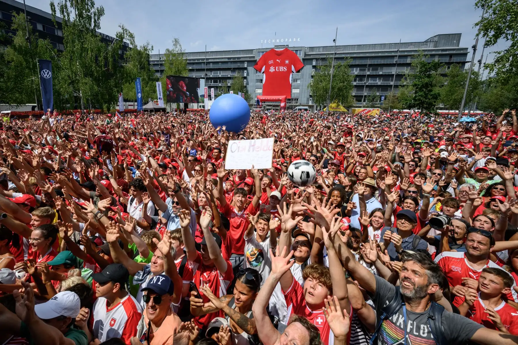 Miles de aficionados recibieron en Zurich a la selección de Suiza tras disputar el Mundial