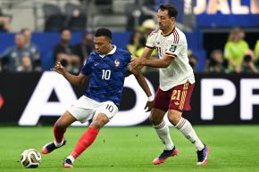Kylian Mbappé y Mikel Oyarzabal luchan el balón en la primera semifinal del Mundial 2026