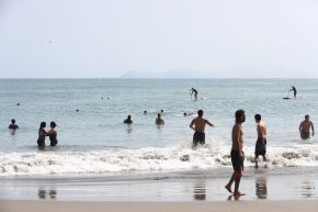Playas de Lima registran gran afluencia por inusual calor invernal. Foto: ANDINA/Héctor Vinces