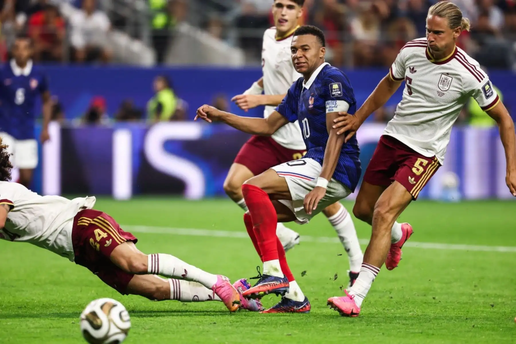 El delantero francés Kylian Mbappé, número 10, reacciona tras una ocasión fallida ante el centrocampista español Marcos Llorente, número 5, durante el partido de semifinales del Mundial de Fútbol de 2026 entre Francia y España en el estadio Dallas de Arlington, el 14 de julio de 2026. (Foto de FRANCK FIFE / AFP)