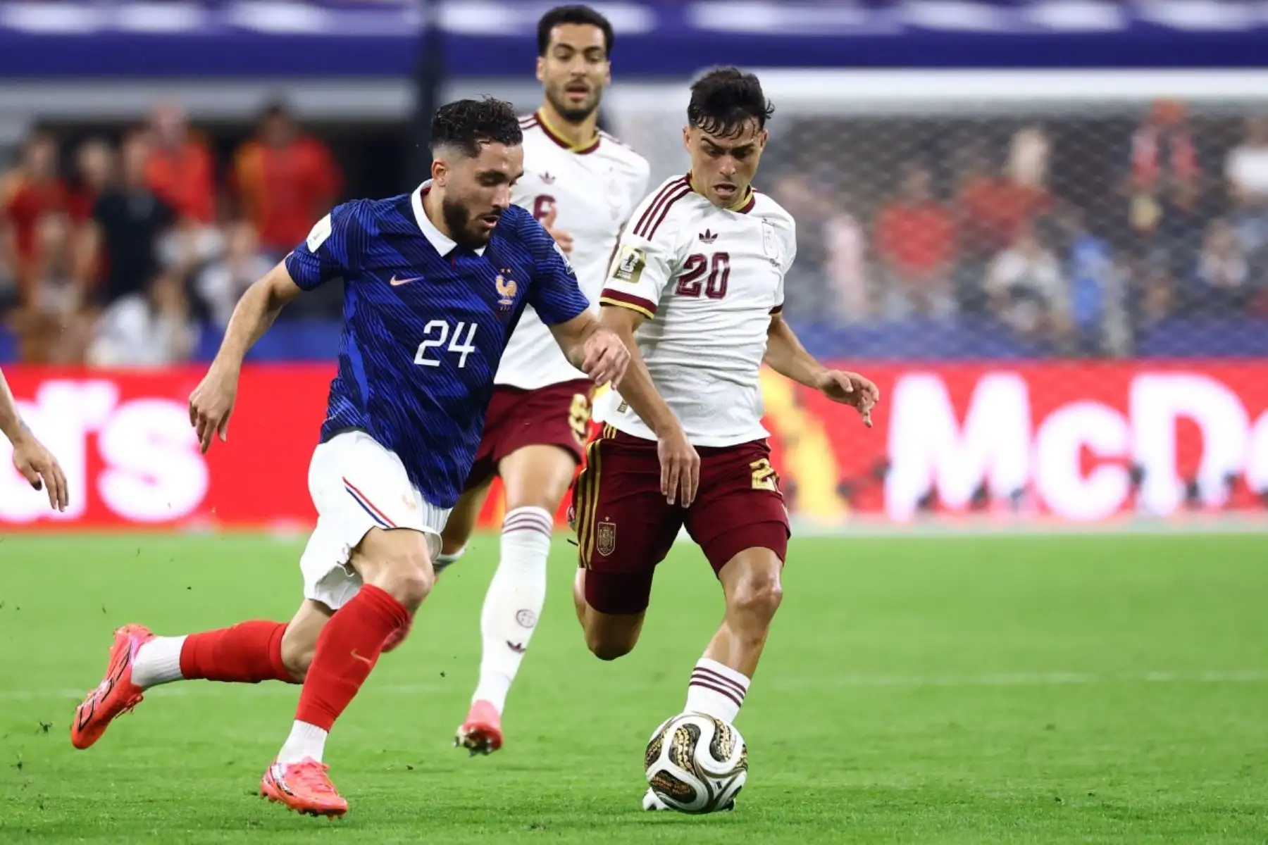 El delantero francés Rayan Cherki (número 24) y el centrocampista español Pedri (número 20) luchan por el balón durante el partido de semifinales del Mundial de Fútbol de 2026 entre Francia y España en el estadio Dallas de Arlington, el 14 de julio de 2026. (Foto de CHARLY TRIBALLEAU / AFP)