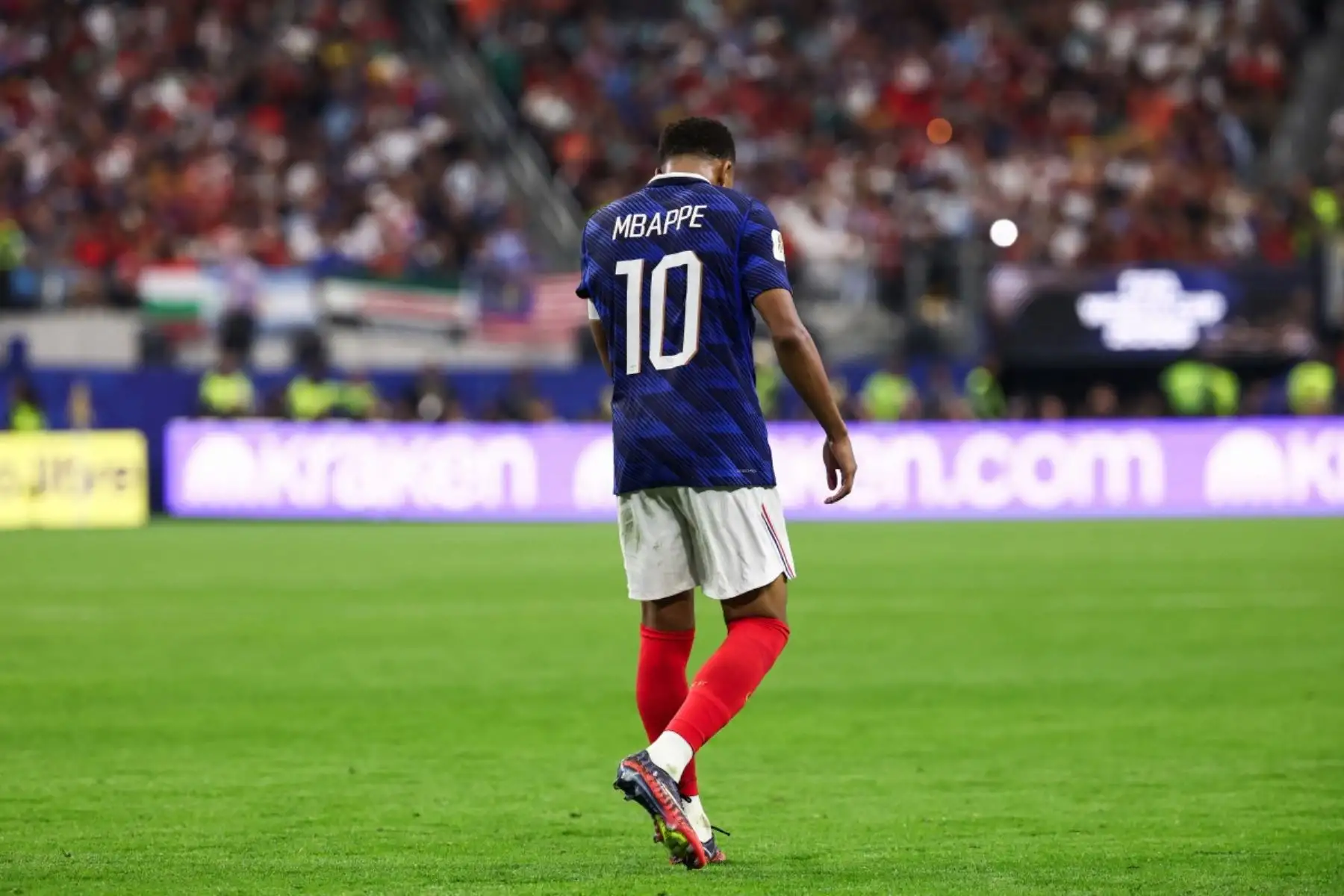 El delantero francés Kylian Mbappé, número 10 del ranking, reacciona durante el partido de semifinales del Mundial de Fútbol de 2026 entre Francia y España en el estadio Dallas de Arlington, el 14 de julio de 2026. (Foto de FRANCK FIFE / AFP)