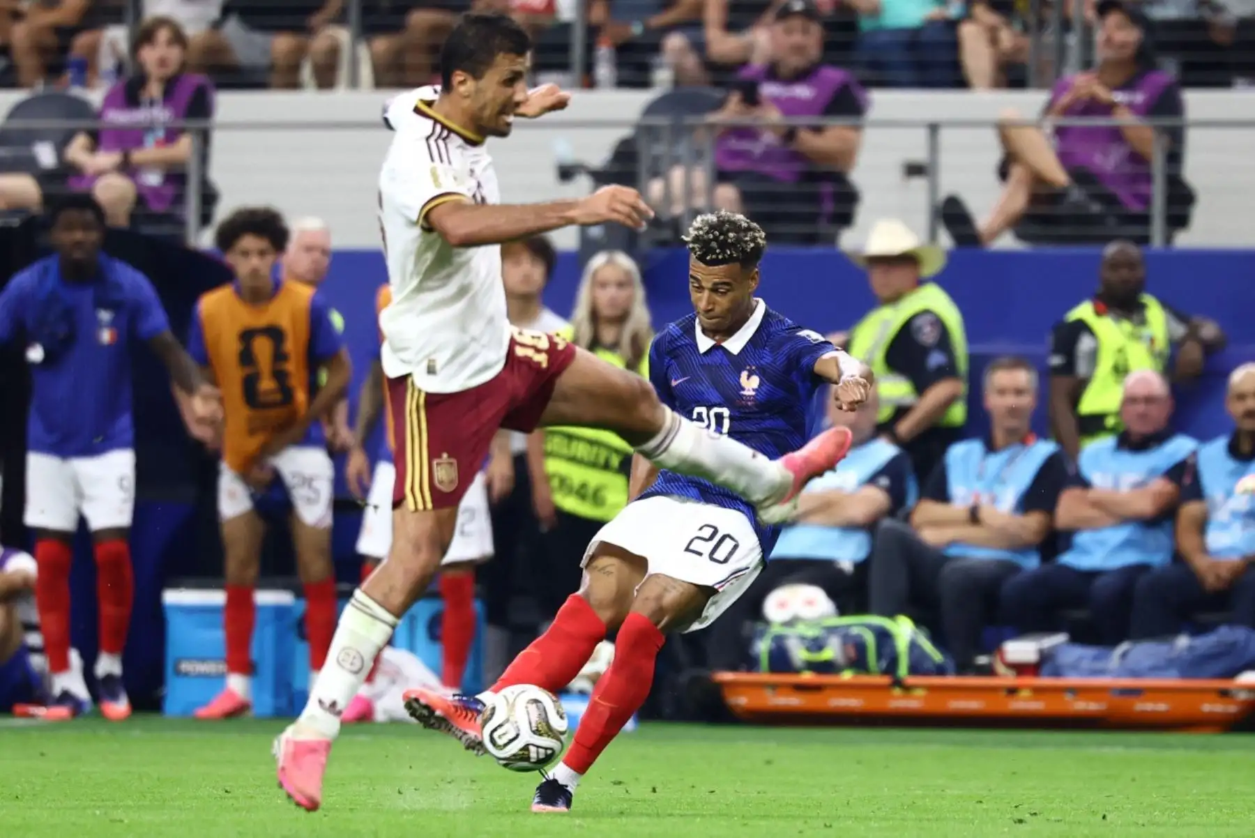 El delantero francés número 20, Desire Doue, dispara durante el partido de semifinales del Mundial de Fútbol de 2026 entre Francia y España en el estadio Dallas de Arlington el 14 de julio de 2026. (Foto de CHARLY TRIBALLEAU / AFP)