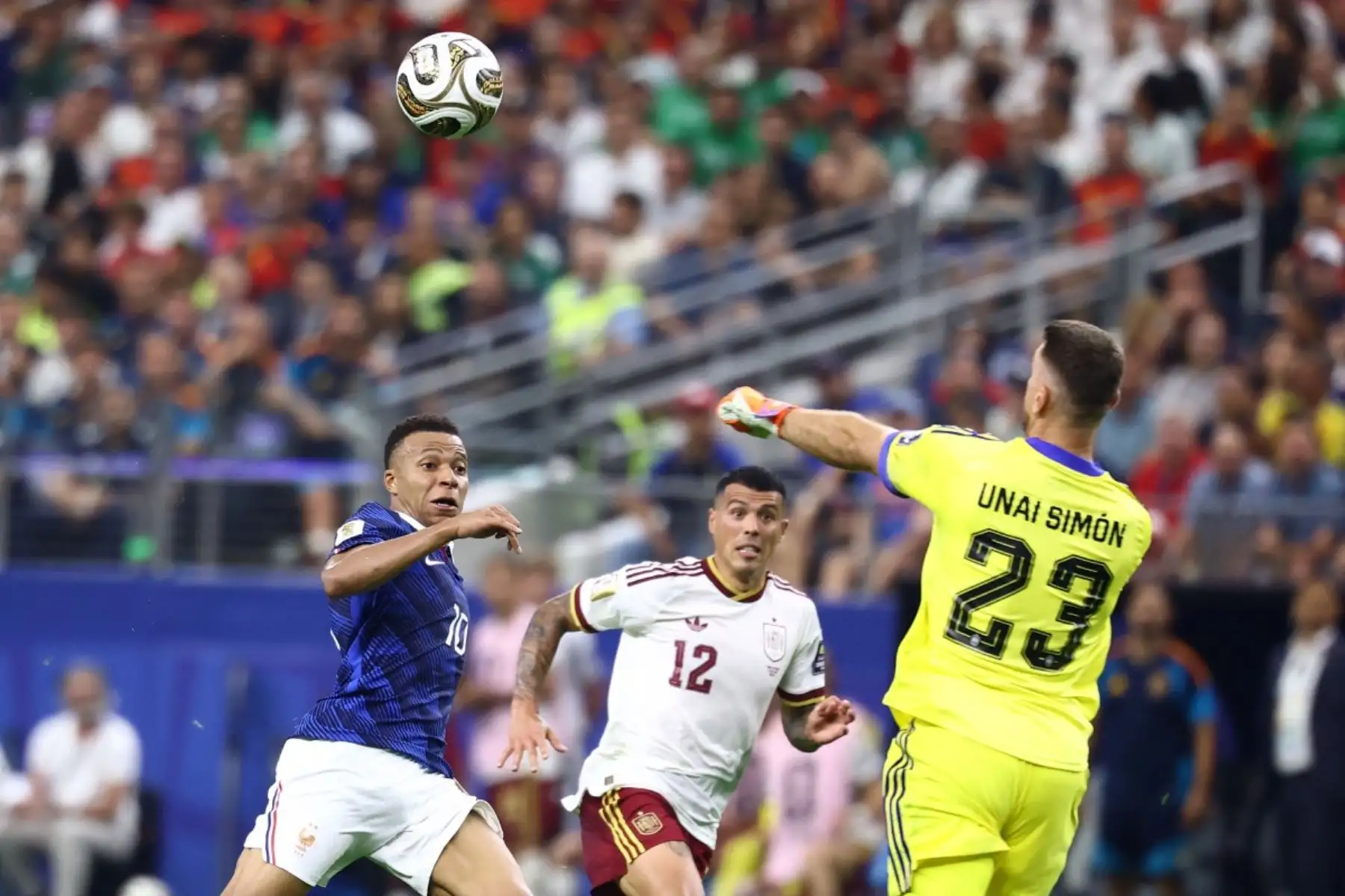 El delantero francés Kylian Mbappé (número 10) y el defensa español Pedro Porro (número 12) luchan por el balón durante el partido de semifinales del Mundial de Fútbol de 2026 entre Francia y España en el estadio Dallas de Arlington, el 14 de julio de 2026. (Foto de CHARLY TRIBALLEAU / AFP)