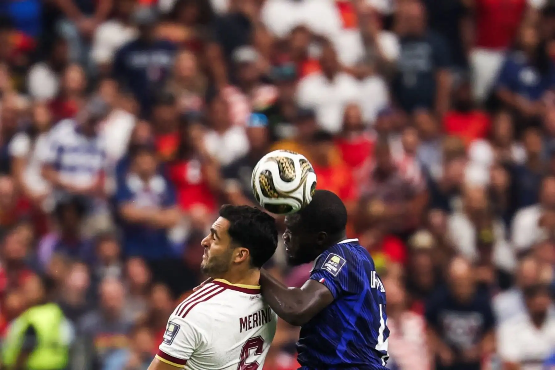 El centrocampista español Mikel Merino (n.º 06) y el defensa francés Dayot Upamecano (n.º 04) luchan por el balón durante el partido de semifinales del Mundial de Fútbol de 2026 entre Francia y España en el estadio Dallas de Arlington, el 14 de julio de 2026. (Foto de FRANCK FIFE / AFP)