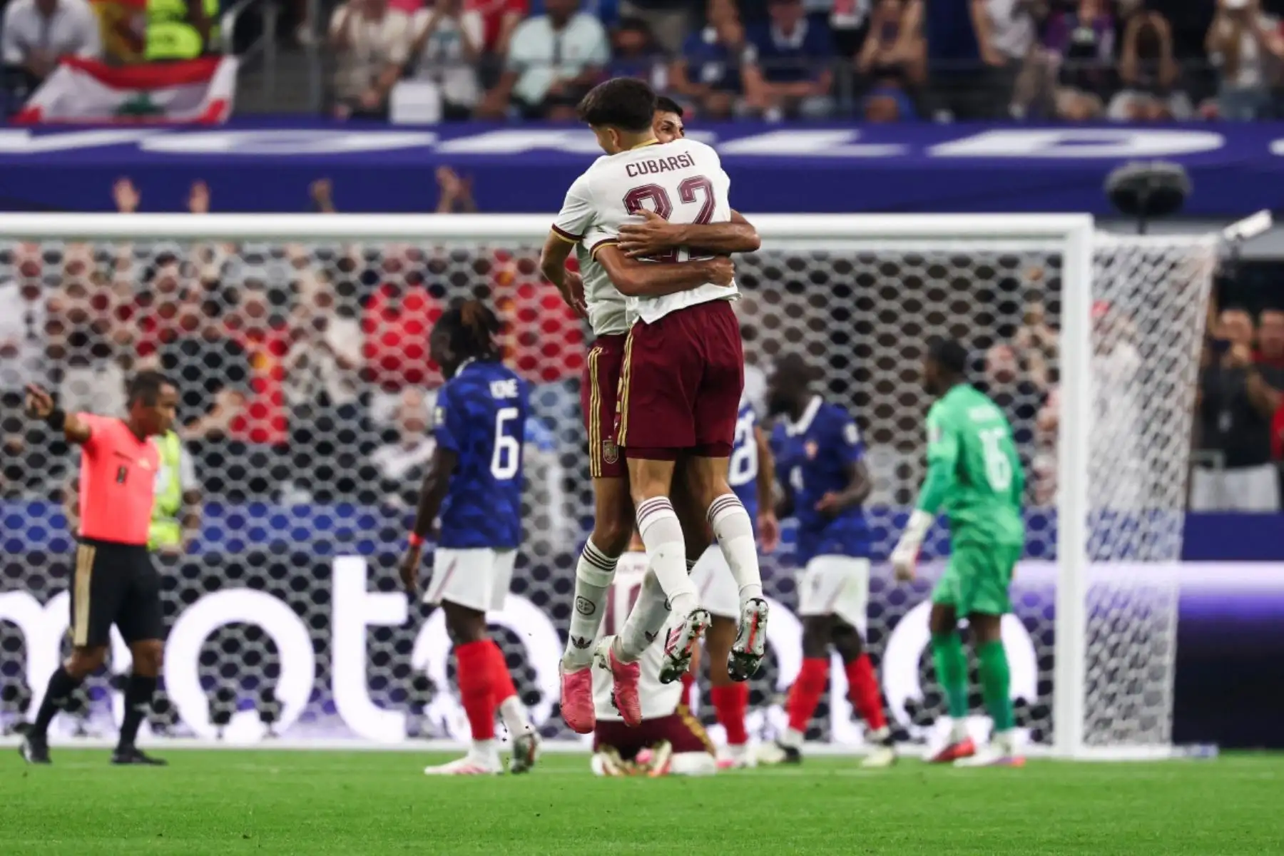 El centrocampista español Rodri (izq.) y el defensa Pau Cubarsi (n.º 22) celebran el segundo gol de su equipo, anotado por el defensa Pedro Porro (n.º 12, no visible en la imagen), durante la semifinal del Mundial de Fútbol de 2026 entre Francia y España en el estadio Dallas de Arlington, el 14 de julio de 2026. (Foto de FRANCK FIFE / AFP)