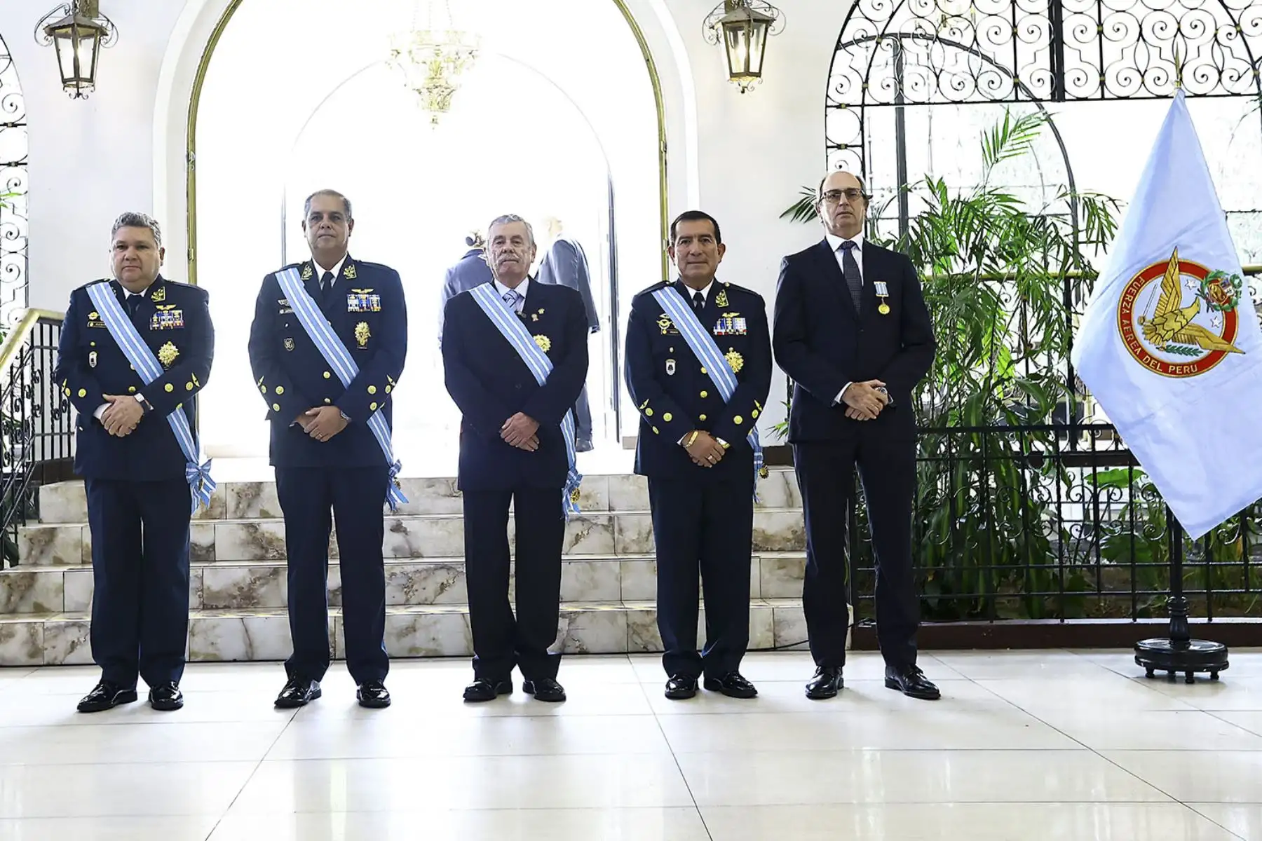 Presidente del Congreso es condecorado con máxima distinción que otorga la FAP