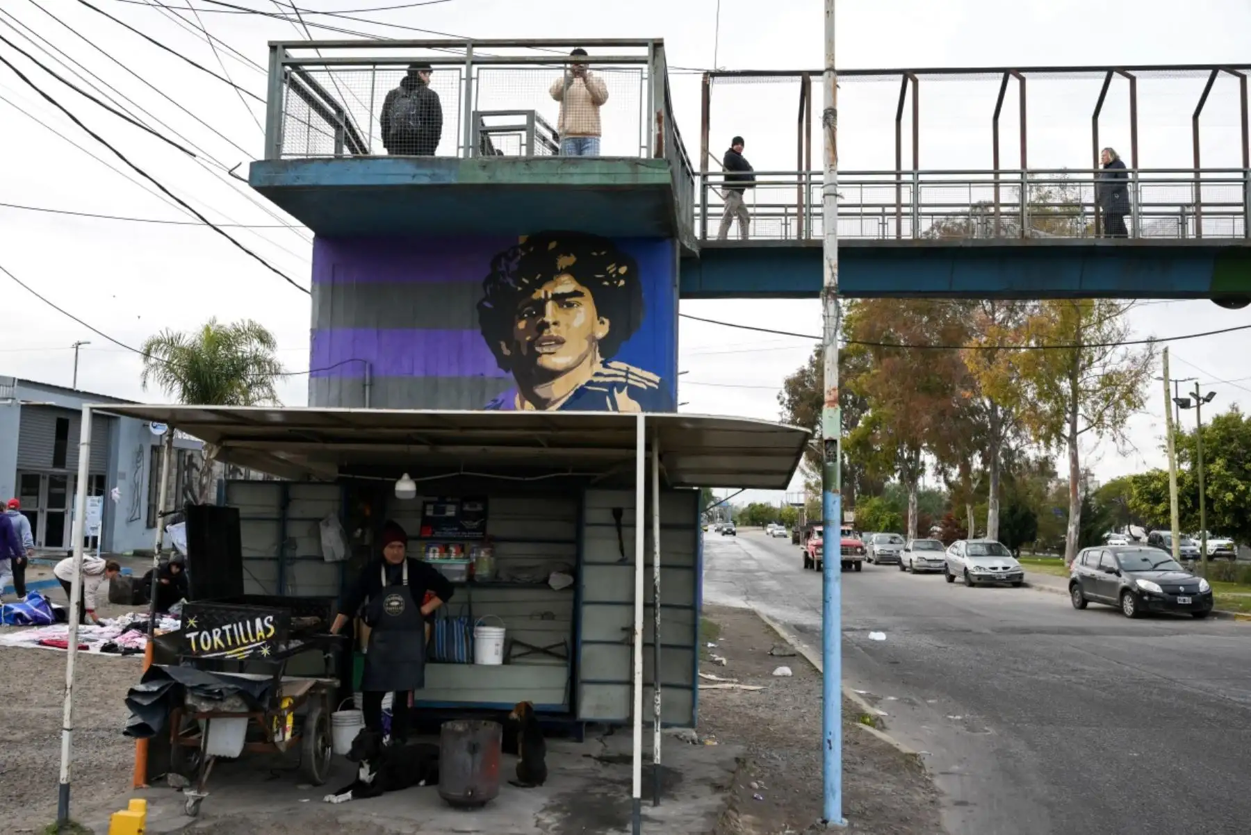 El 14 de julio de 2026, se pudo ver un mural que representaba al fallecido legendario futbolista argentino Diego Maradona en Villa Fiorito, en las afueras de Buenos Aires. Foto: AFP