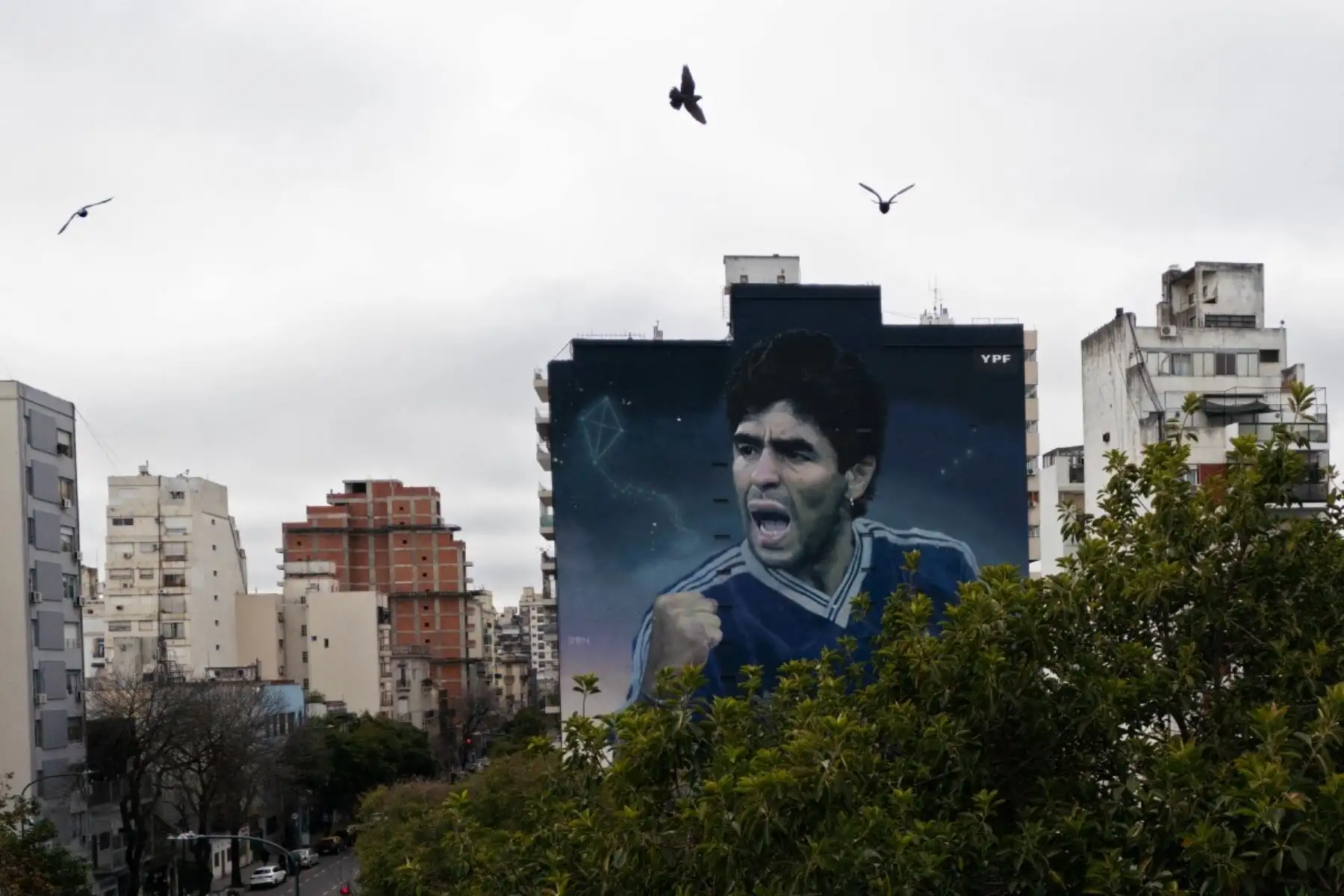 Esta vista aérea muestra un mural que representa al fallecido legendario futbolista argentino Diego Maradona, pintado por el artista callejero argentino Martín Ron en Buenos Aires el 14 de julio de 2026. Foto: AFP