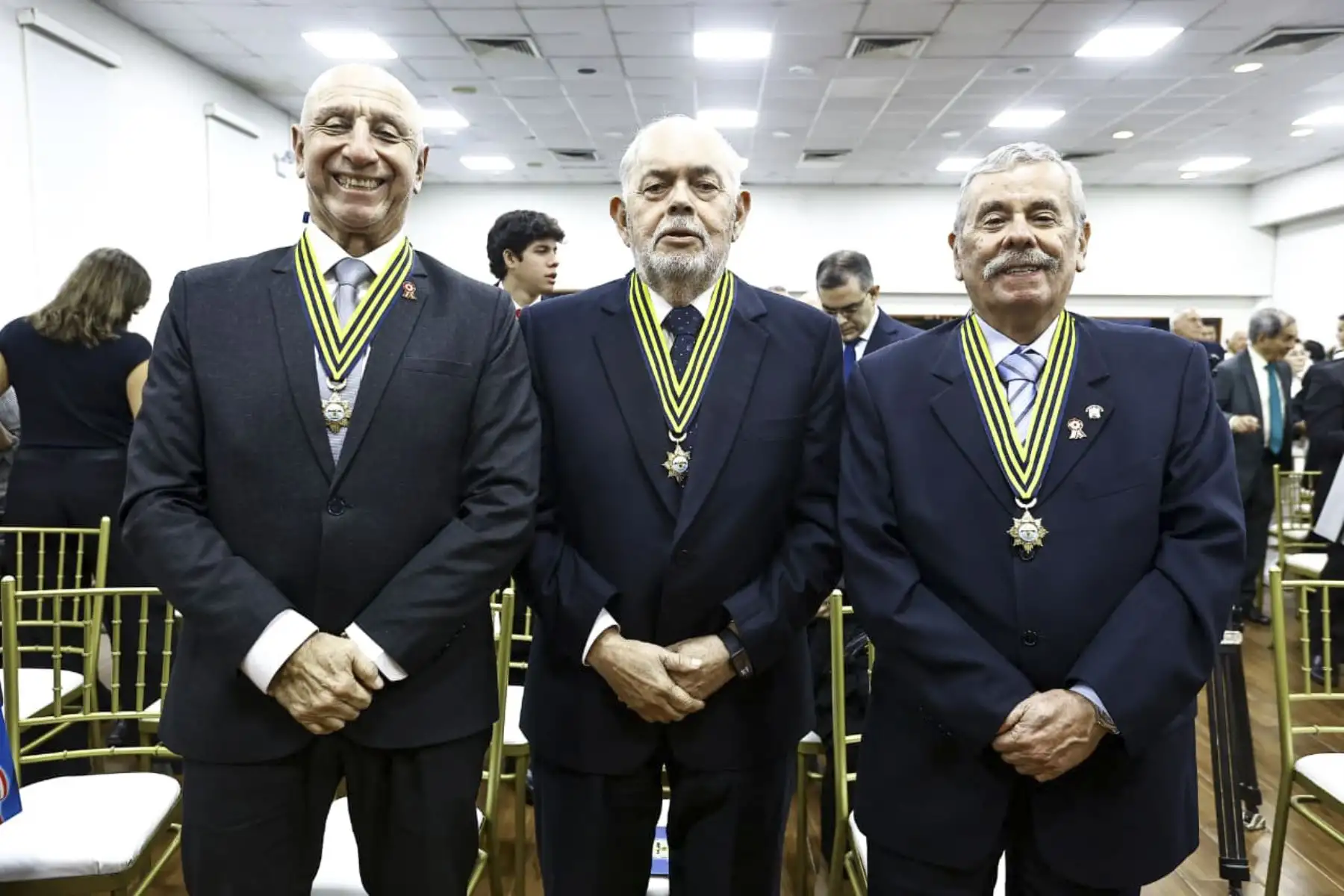 Fernando Rospigliosi recibió condecoración de la Asociación de Oficiales de la Marina