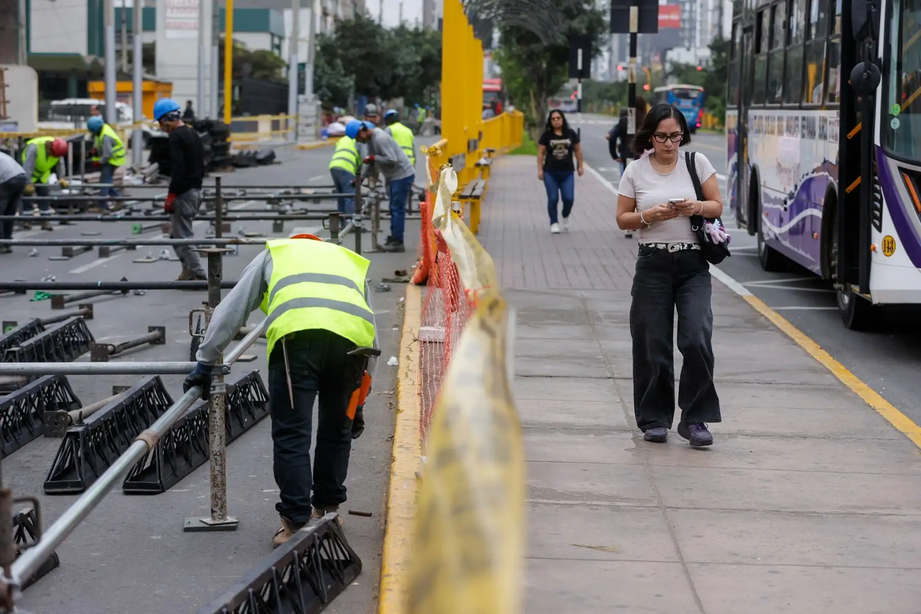 Las restricciones se aplican en vías auxiliares de la avenida Brasil, mientras el tránsito continúa por el carril central. Foto: ANDINA/Luis Iparraguirre.
