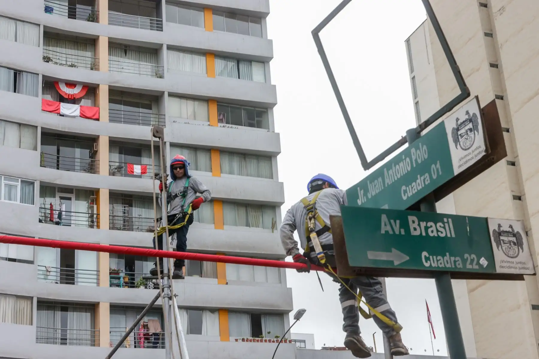El armado de estrados se inició en la cuadra 23 de la avenida Brasil, como parte de los preparativos para la ceremonia por Fiestas Patrias. Foto: ANDINA/Luis Iparraguirre.