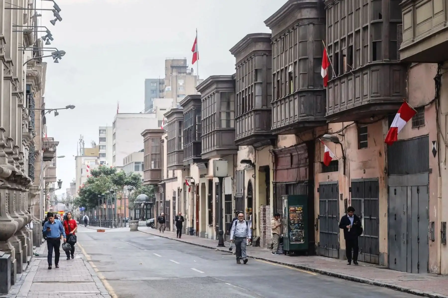 Se inició el embanderamiento obligatorio en Lima: conoce las multas por incumplir la norma