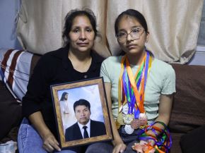 El recuerdo de su padre y el apoyo incondicional de su madre, Giovana Yucra Pacheco, la animan a salir adelante. Foto: Difusión
