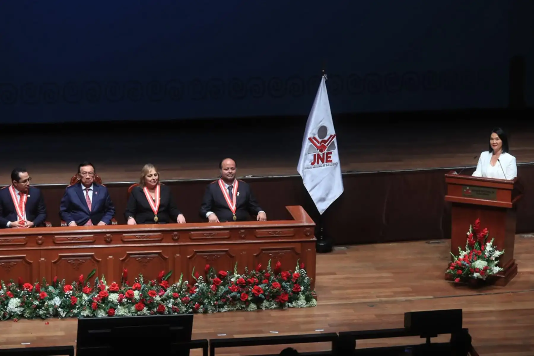 El Jurado Nacional de Elecciones entrega las credenciales a Keiko Fujimori  como presidenta de la República en el Gran Teatro Nacional. Foto: ANDINA/ Ricardo Cuba