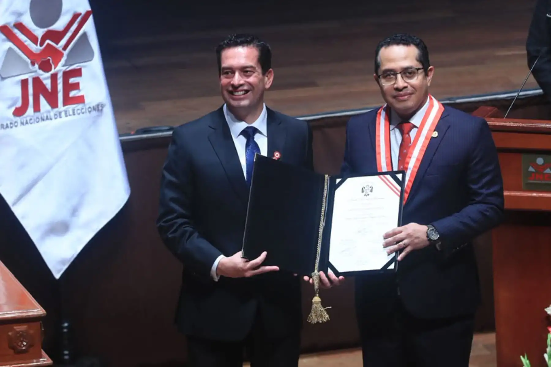 El Jurado Nacional de Elecciones entrega las credenciales a Miguel Torres  como Segundo vicepresidente en el Gran Teatro Nacional.. Foto: ANDINA/ Ricardo Cuba