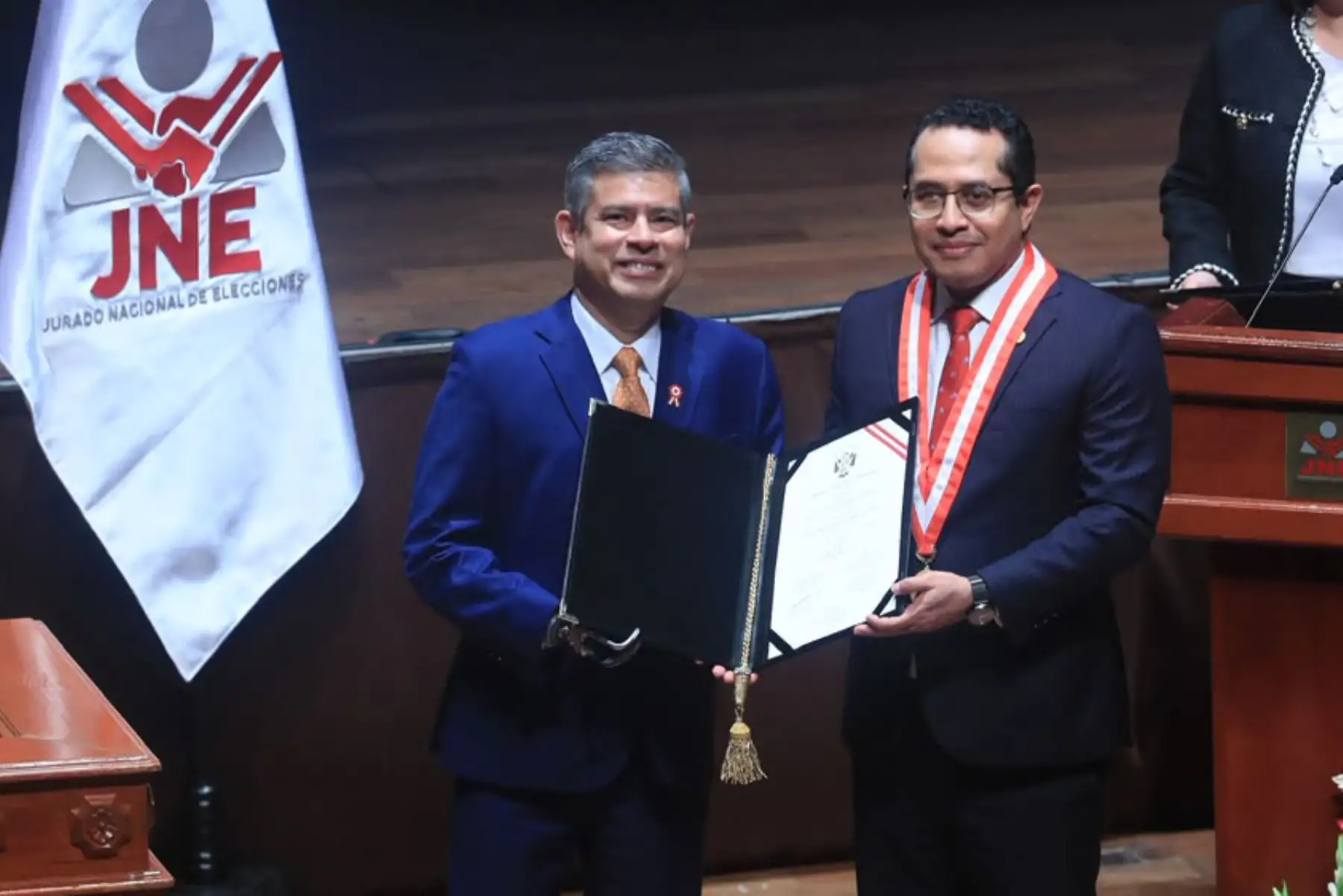 El Jurado Nacional de Elecciones entrega las credenciales a Luis Galarreta como Primer vicepresidente de la República en el Gran Teatro Nacional. Foto: ANDINA/ Ricardo Cuba