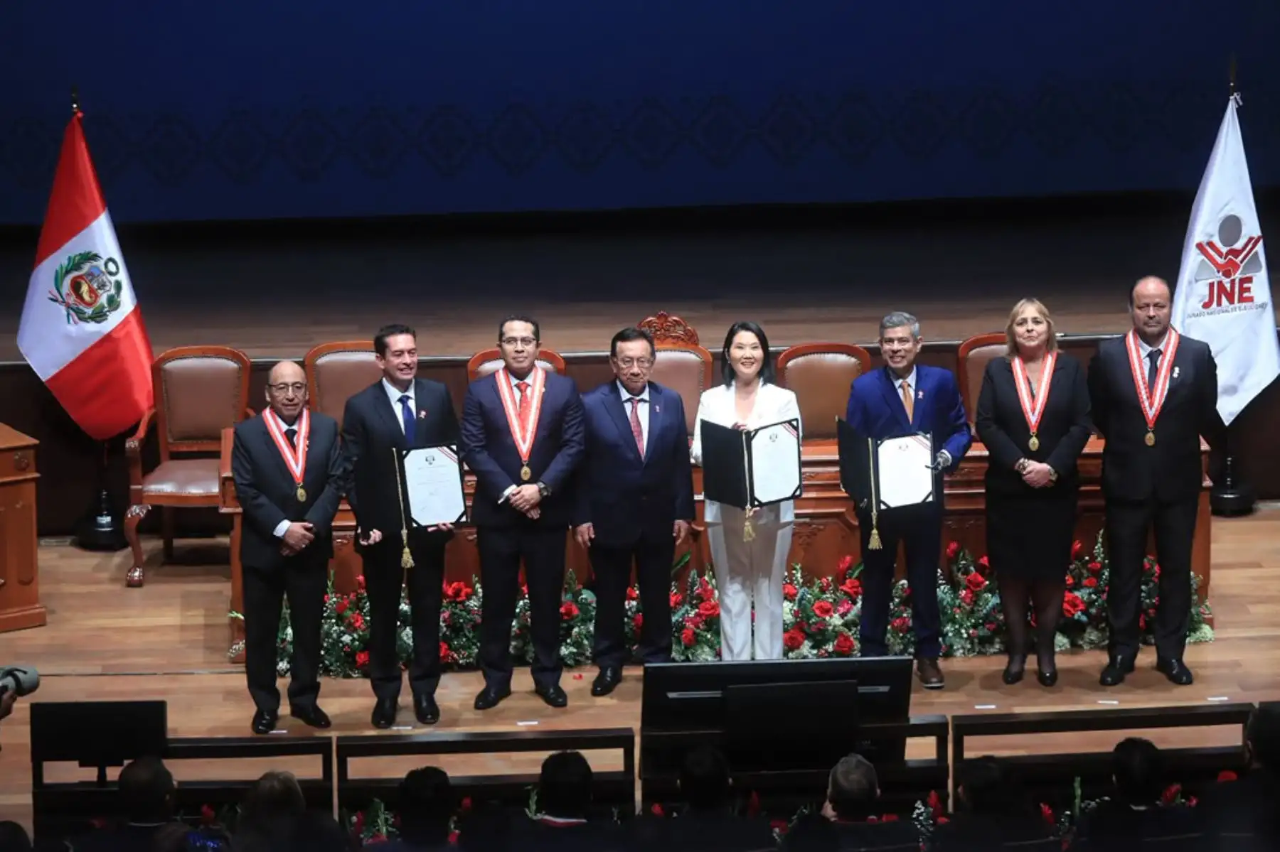 El Jurado Nacional de Elecciones entrega las credenciales a Keiko Fujimori  como presidenta de la República en el Gran Teatro Nacional. Foto: ANDINA/ Ricardo Cuba