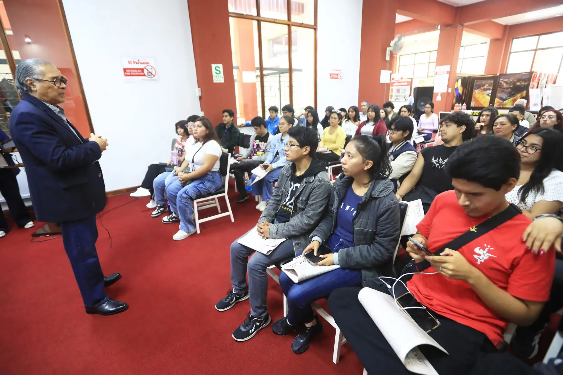 Estudiantes de Diseño Publicitario del Instituto de Educación Superior Tecnológico Público (IESTP) María Rosario Aráoz Pinto realizaron una visita a las instalaciones de Editora Perú, en el marco del programa El Peruano Bicentenario.
Foto: ANDINA/Héctor Vinces
