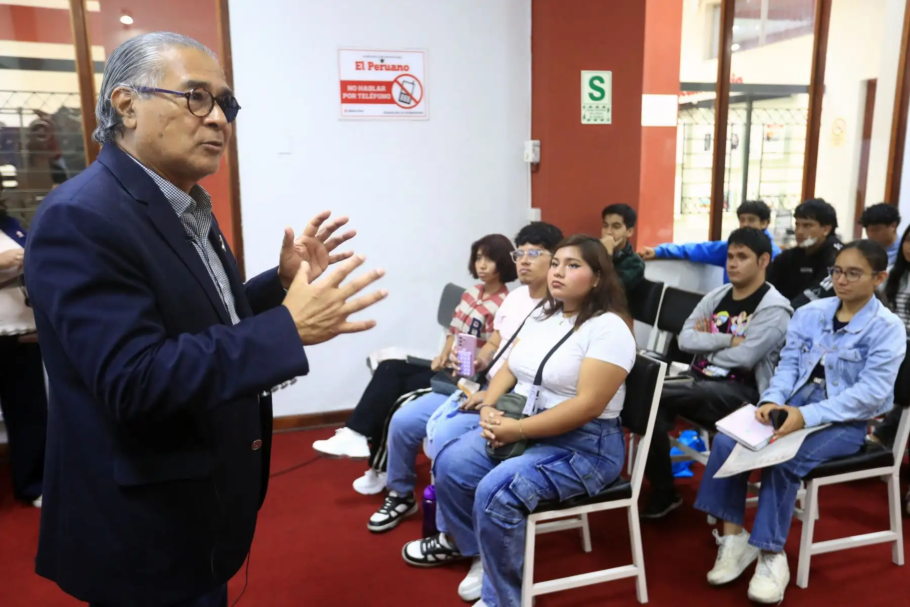 Estudiantes de Diseño Publicitario del Instituto de Educación Superior Tecnológico Público (IESTP) María Rosario Aráoz Pinto realizaron una visita a las instalaciones de Editora Perú, en el marco del programa El Peruano Bicentenario.
Foto: ANDINA/Héctor Vinces