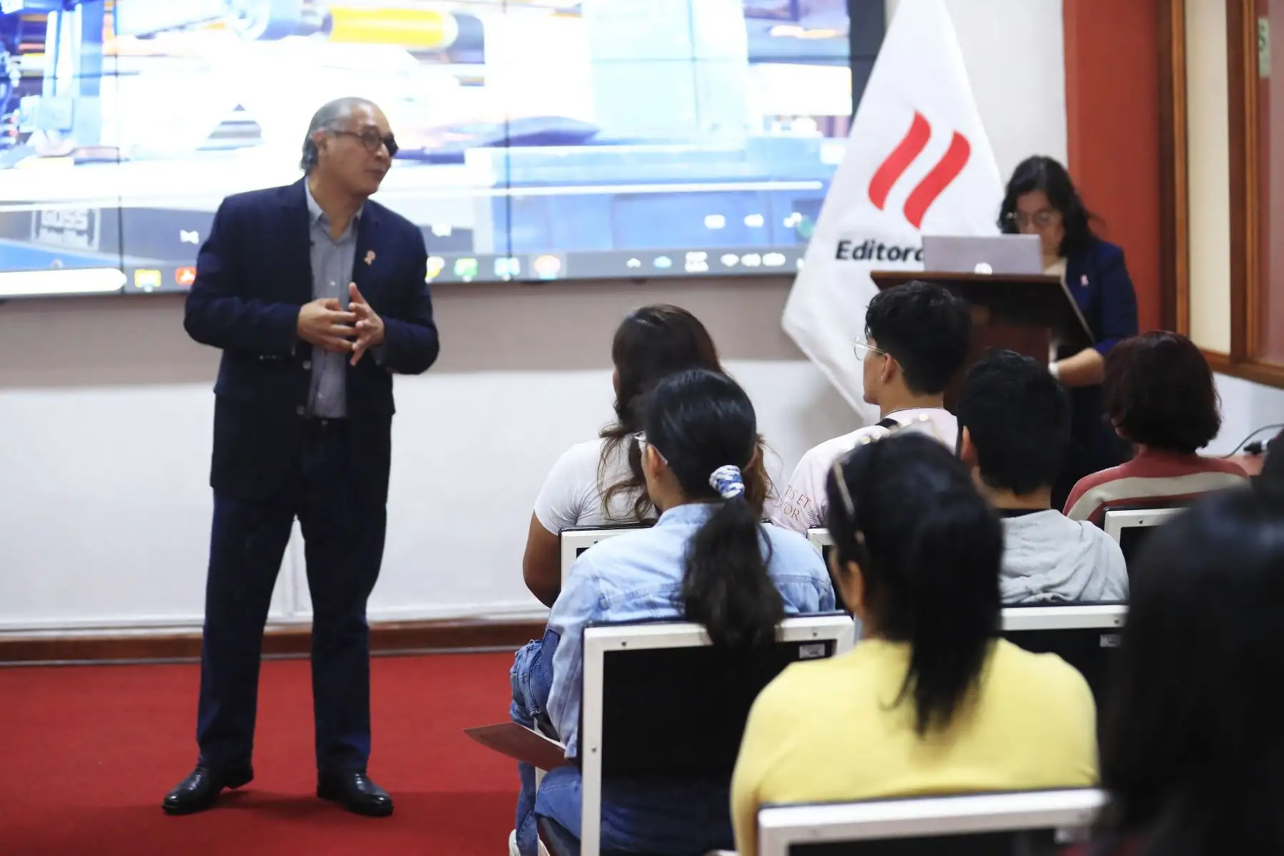 Estudiantes de Diseño Publicitario del Instituto de Educación Superior Tecnológico Público (IESTP) María Rosario Aráoz Pinto realizaron una visita a las instalaciones de Editora Perú, en el marco del programa El Peruano Bicentenario.
Foto: ANDINA/Héctor Vinces