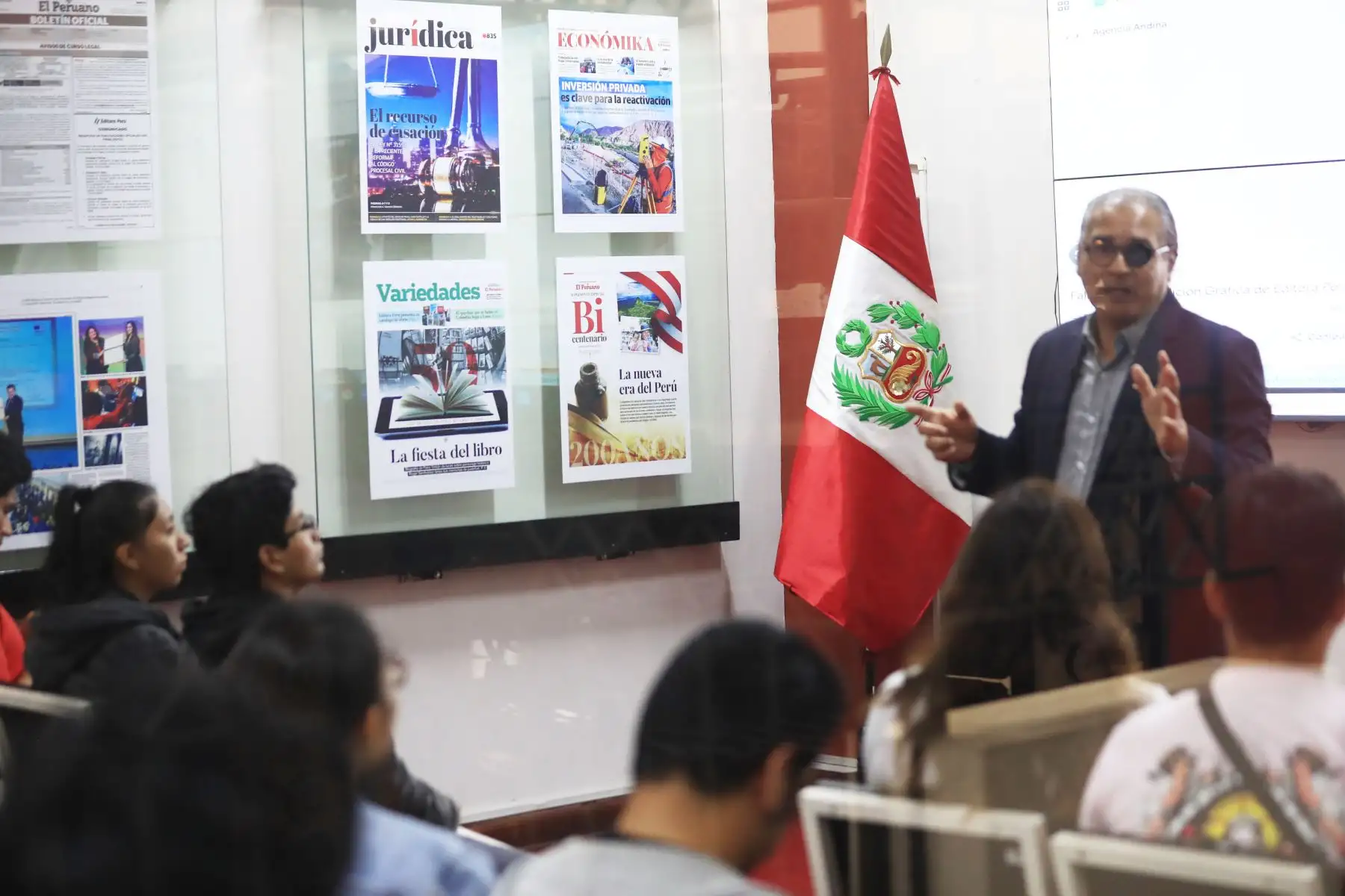 Estudiantes de Diseño Publicitario del Instituto de Educación Superior Tecnológico Público (IESTP) María Rosario Aráoz Pinto realizaron una visita a las instalaciones de Editora Perú, en el marco del programa El Peruano Bicentenario.
Foto: ANDINA/Héctor Vinces