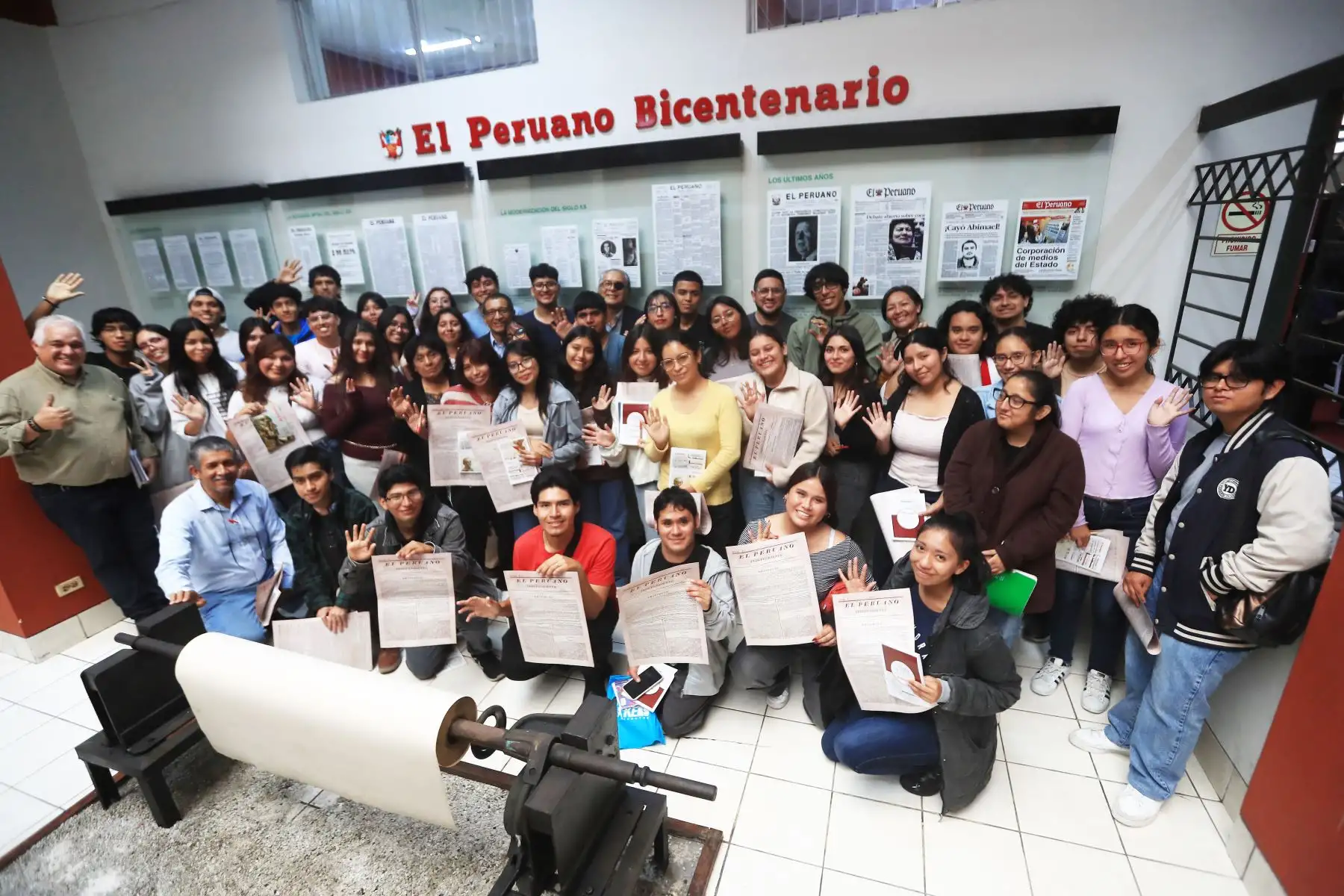 Estudiantes de Diseño Publicitario del Instituto de Educación Superior Tecnológico Público (IESTP) María Rosario Aráoz Pinto realizaron una visita a las instalaciones de Editora Perú, en el marco del programa El Peruano Bicentenario.
Foto: ANDINA/Héctor Vinces