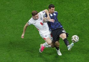 Elliot Anderson lucha el balón ante Lionel Messi en el partido de semifinales  del Mundial 2026 entre Argentina e Inglaterra.