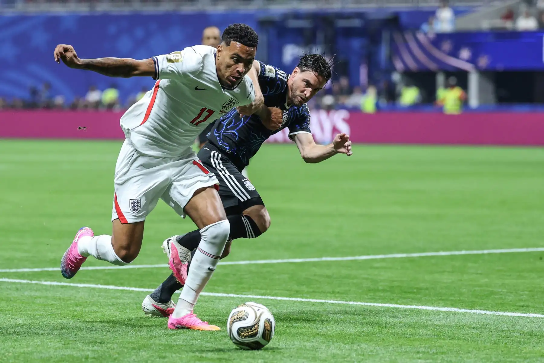 El centrocampista inglés Morgan Rogers y el defensa argentino Nicolás Tagliafico  disputan el balón durante el partido de semifinales del Mundial de fútbol de 2026 entre Inglaterra y Argentina, en el estadio de Atlanta.
Foto: AFP