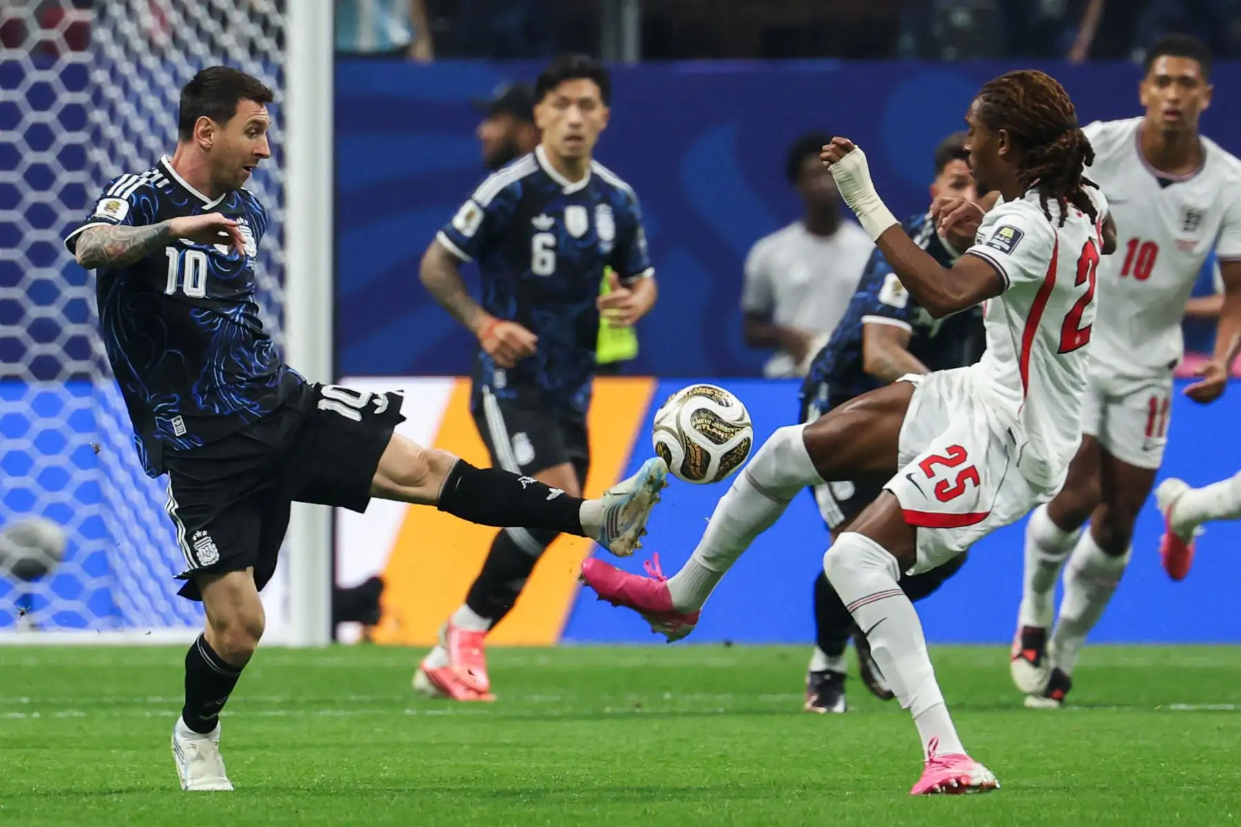 El delantero argentino Lionel Messi  y el defensa inglés Djed Spence  disputan el balón durante el partido de semifinales del Mundial de fútbol de 2026 entre Inglaterra y Argentina, en el estadio de Atlanta.
Foto: AFP