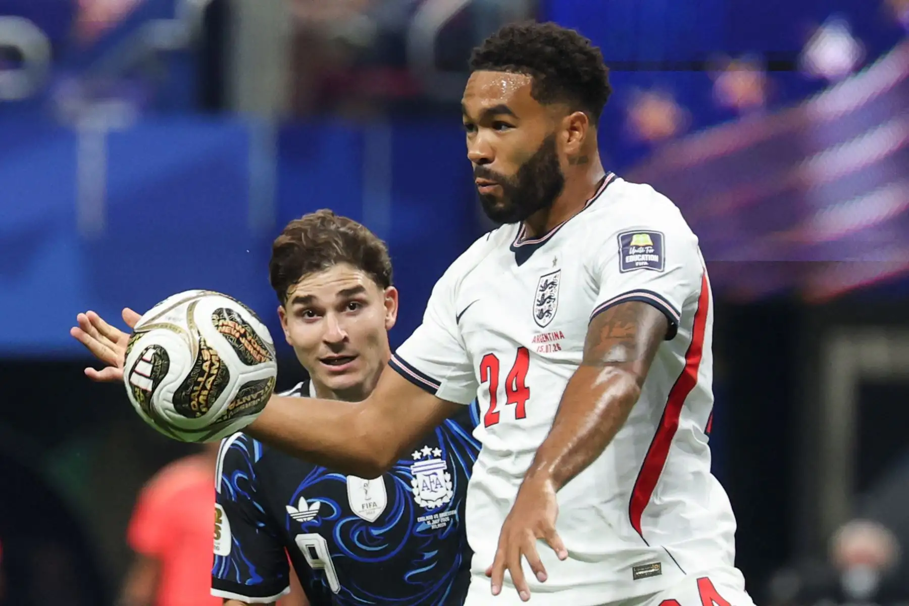 El defensa inglés Reece James controla el balón ante el delantero argentino Julian Alvarez durante el partido de semifinales del Mundial de Fútbol 2026 entre Inglaterra y Argentina en el Estadio de Atlanta, Atlanta.
Foto: AFP