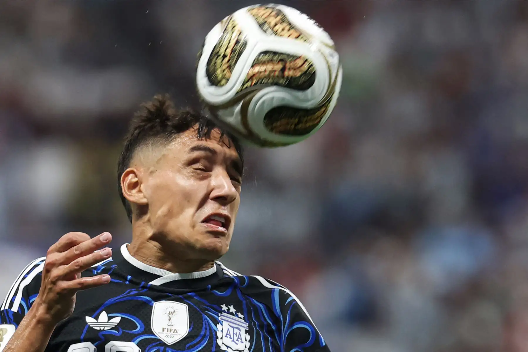 El defensa argentino Nahuel Molina  cabecea el balón durante el partido de semifinales del torneo de fútbol de la Copa Mundial de 2026 entre Inglaterra y Argentina, en el estadio de Atlanta.
Foto: AFP