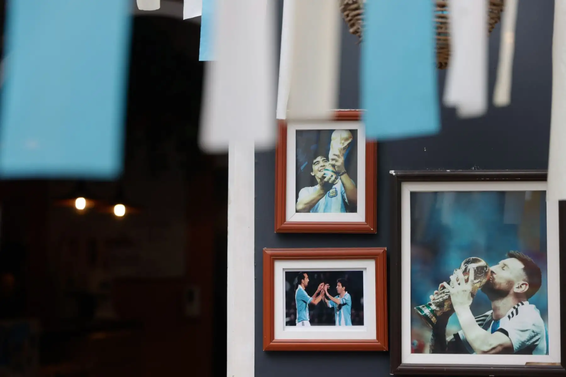 La expectativa, la tensión y el entusiasmo marcan la previa de los hinchas argentinos reunidos en Lima para seguir la semifinal del Mundial 2026 entre Argentina e Inglaterra, un duelo cargado de historia y rivalidad que mantiene en vilo a miles de aficionados, confiados en que la Albiceleste alcance una nueva final. Foto: ANDINA/Luis Iparraguirre
