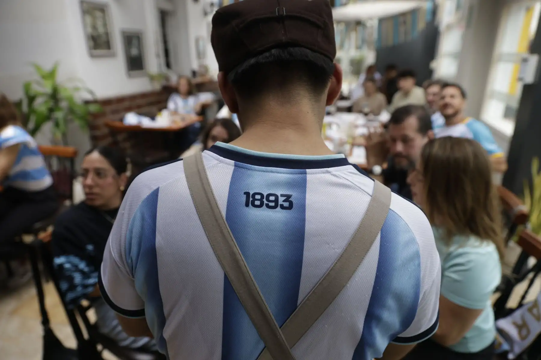 La expectativa, la tensión y el entusiasmo marcan la previa de los hinchas argentinos reunidos en Lima para seguir la semifinal del Mundial 2026 entre Argentina e Inglaterra, un duelo cargado de historia y rivalidad que mantiene en vilo a miles de aficionados, confiados en que la Albiceleste alcance una nueva final. Foto: ANDINA/Luis Iparraguirre