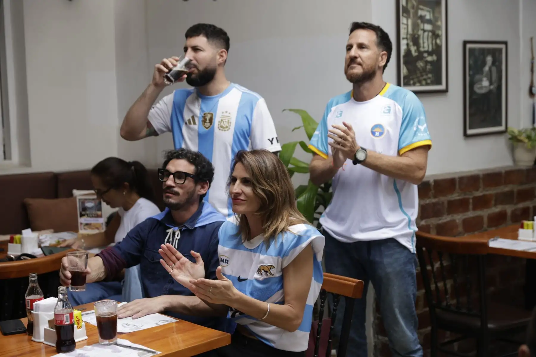 La expectativa, la tensión y el entusiasmo marcan la previa de los hinchas argentinos reunidos en Lima para seguir la semifinal del Mundial 2026 entre Argentina e Inglaterra, un duelo cargado de historia y rivalidad que mantiene en vilo a miles de aficionados, confiados en que la Albiceleste alcance una nueva final. Foto: ANDINA/Luis Iparraguirre