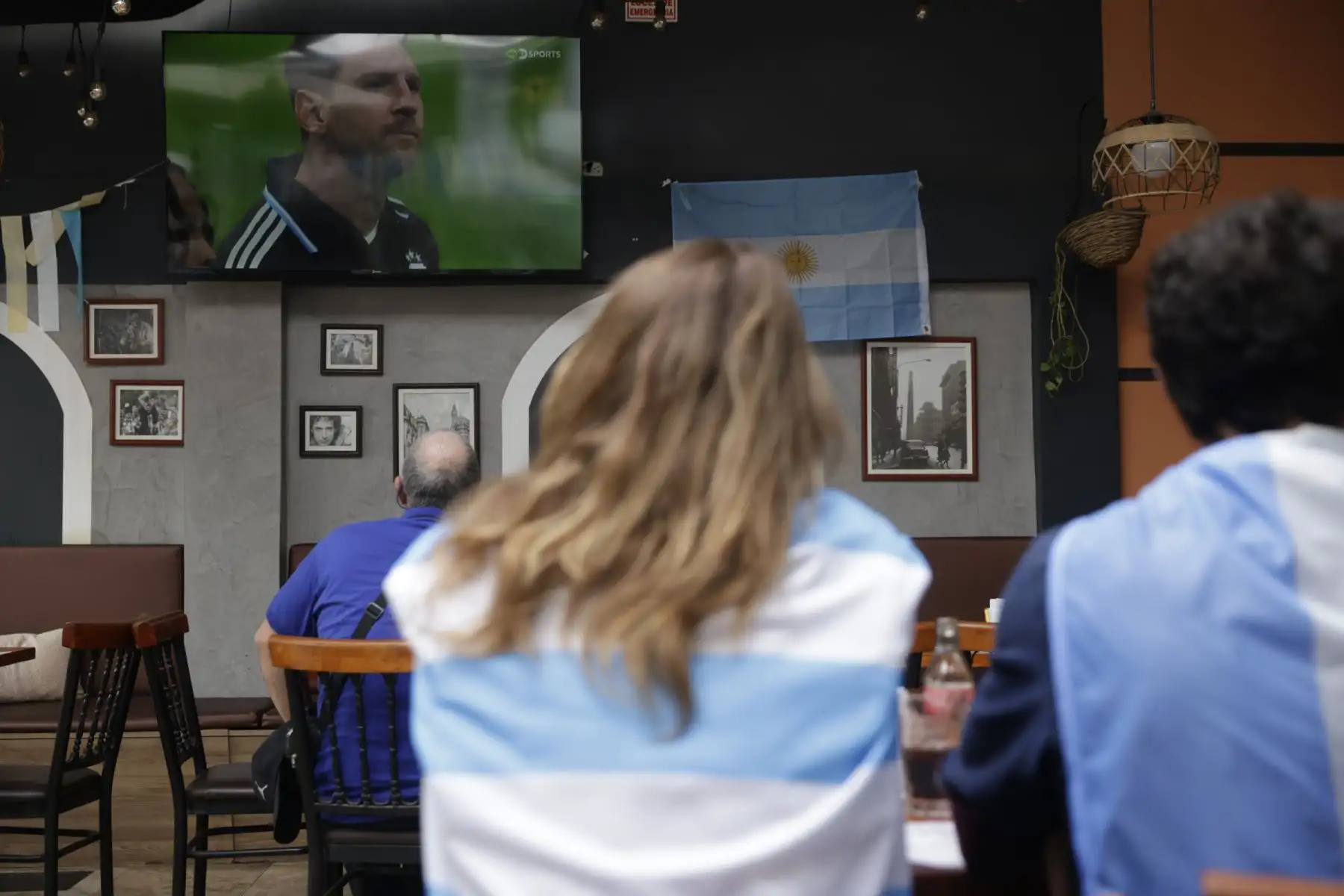 La expectativa, la tensión y el entusiasmo marcan la previa de los hinchas argentinos reunidos en Lima para seguir la semifinal del Mundial 2026 entre Argentina e Inglaterra, un duelo cargado de historia y rivalidad que mantiene en vilo a miles de aficionados, confiados en que la Albiceleste alcance una nueva final. Foto: ANDINA/Luis Iparraguirre
