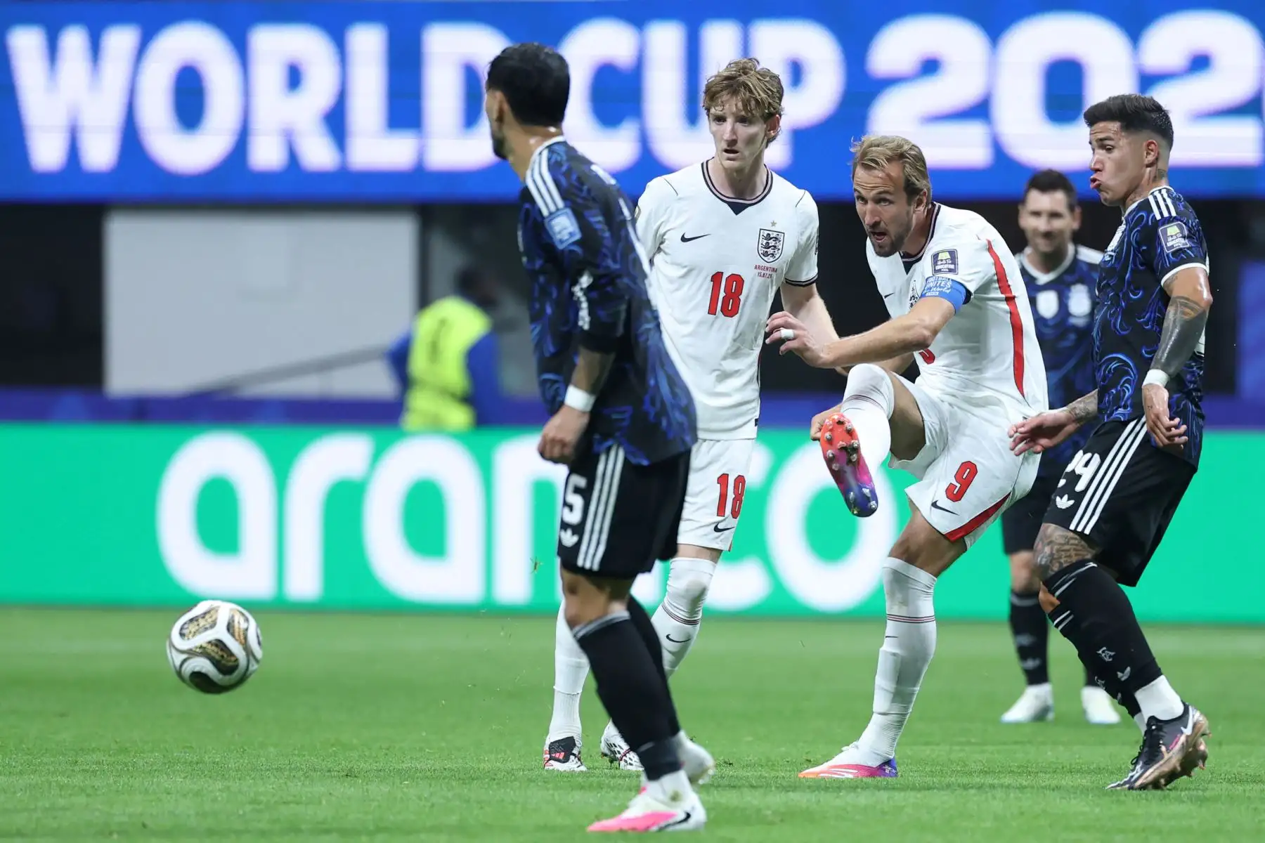 El delantero de Inglaterra Harry Kane, golpea el balón junto al centrocampista de Argentina Enzo Fernández, y al delantero de Inglaterra Anthony Gordon, durante el partido de semifinales del torneo de fútbol de la Copa Mundial 2026 entre Inglaterra y Argentina en el estadio de Atlanta, en Atlanta.
Foto: AFP