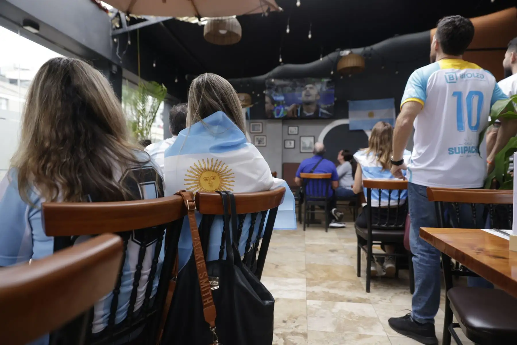 La expectativa, la tensión y el entusiasmo marcan la previa de los hinchas argentinos reunidos en Lima para seguir la semifinal del Mundial 2026 entre Argentina e Inglaterra, un duelo cargado de historia y rivalidad que mantiene en vilo a miles de aficionados, confiados en que la Albiceleste alcance una nueva final. Foto: ANDINA/Luis Iparraguirre